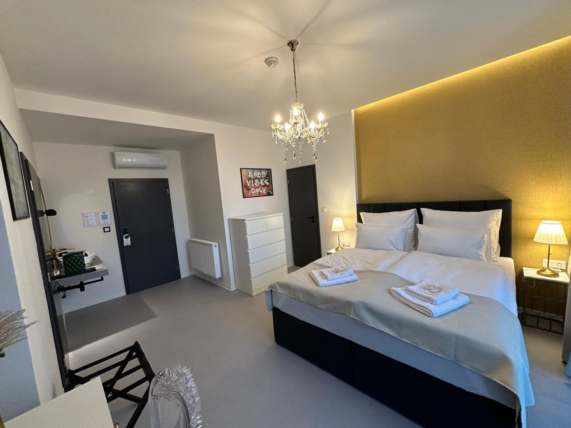 Villa Mala Praha Experience In The Center Of 질리나 외부 사진